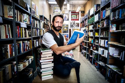 Litus, que casi se licenció en Filología Hispánica y es amante de lectura, posa en la librería Juanito, en el Rastro de Madrid.