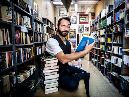 Litus, que casi se licenció en Filología Hispánica y es amante de lectura, posa en la librería Juanito, en el Rastro de Madrid.