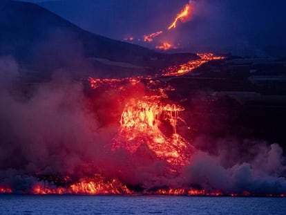 La colada de lava proveniente del volcán de La Palma se precipita por acantilado de 100 metros, este miércoles.