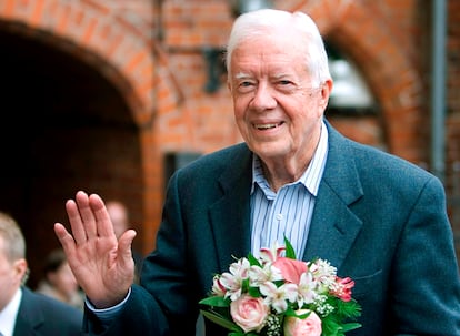 Fotografía de archivo de 2007 del expresidente de Estados Unidos Jimmy Carter saludando a su llegada a un hotel en Lueneburg (Alemania).