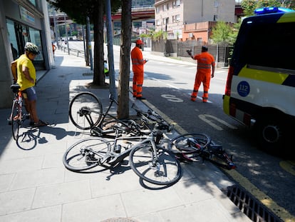 Estado de las bicicletas tras el suceso en Castellbisbal (Barcelona), este domingo.