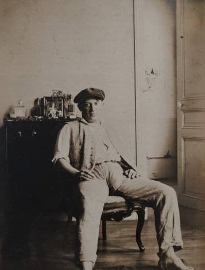 Picasso sentado en la habitación del hostal de Trompet, en Horta de Sant Joan, en 1909.