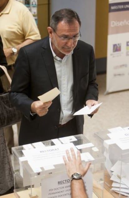 El rector de la Jaume I de Castellón vota para su reelección y los nuevos miembros del claustro.