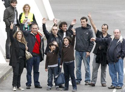 Los marineros vascos del Alakrana han llegado al aeropuerto de Bilbao, tras llegar a primera hora del sábado a la base de Torrejón de Ardoz procedentes de las Seychelles