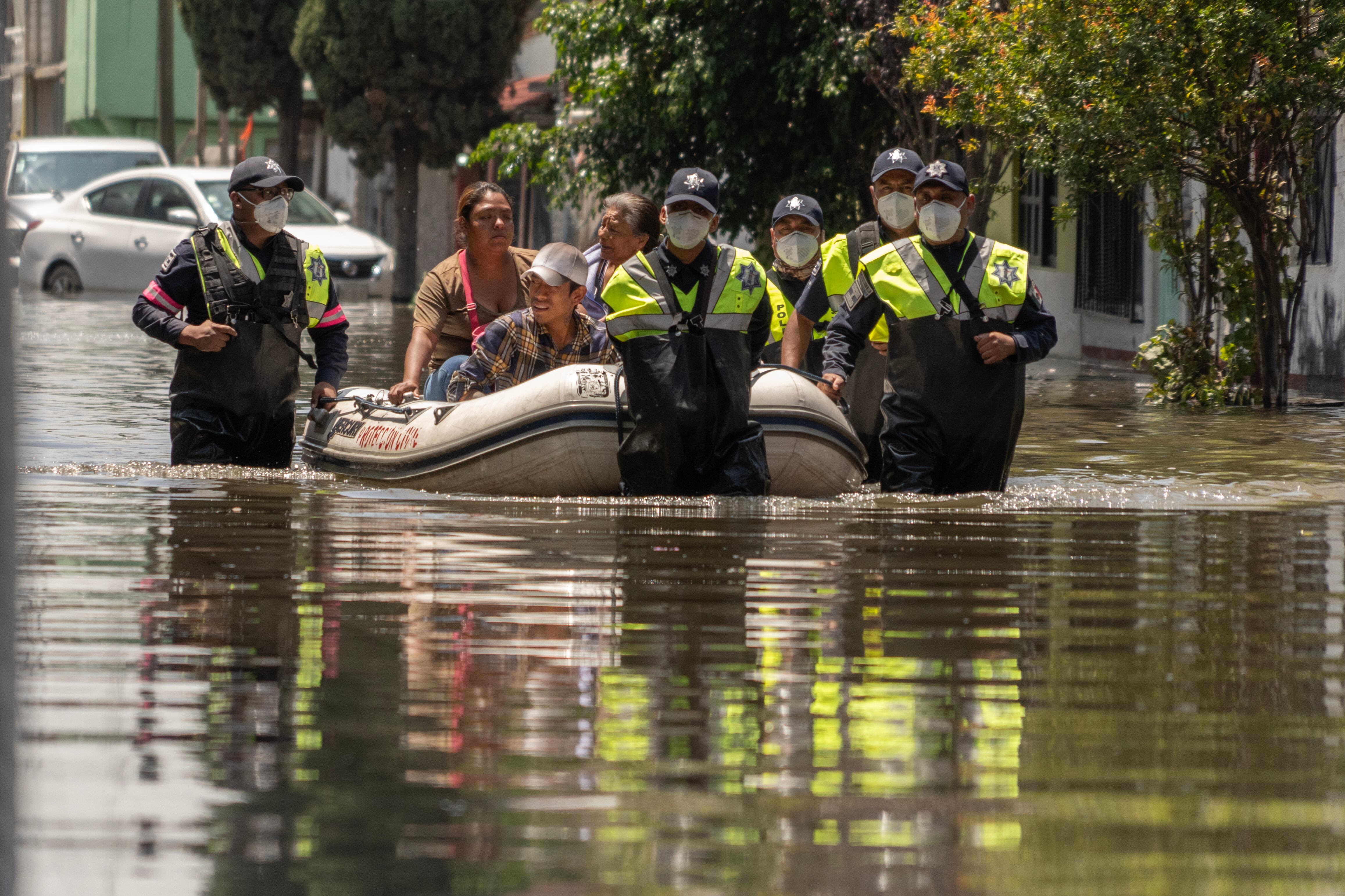 Vecinos de la colonia Culturas de México son afectados por las inundaciones en Chalco, Estado de México.