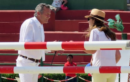 Astolfi y la infanta charla en la pista.