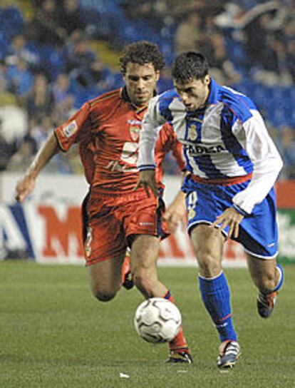 Diego Tristán, con la pelota controlada, intenta escaparse del acoso de Podestá.
