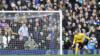 David De Gea observa como el balón entra en la porteria.