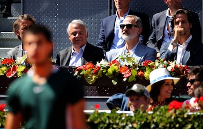 El rey Felipe VI observa el partido disputado  entre Rafa Nadal y Carlos Alcaraz en la Caja Mágica de Madrid. Isabel Infantes/REUTERS
