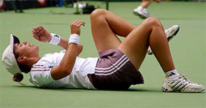 Anabel medina se duele en el suelo minutos antes de retirarse del Abierto de Australia.