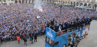 La multitud saluda la llegada del autobús del Deportivo a la Plaza de María Pita.