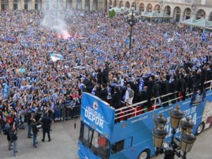 La multitud saluda la llegada del autob&uacute;s del Deportivo a la Plaza de Mar&iacute;a Pita.