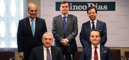 Arriba por la izquierda: Joaquim Gay de Montell&agrave;, vicepresidente de CEOE;Tom&aacute;s L&oacute;pez Fernebrand, vicepresidente s&eacute;nior de Amadeus IT Group; e &Iacute;&ntilde;igo de Palacio, vicepresidente s&eacute;nior de Indra. Sentados por la izquierda: &Ouml;mer &Ouml;nhon, embajador de Turqu&iacute;a en Espa&ntilde;a; y Arda Ermut, y el presidente de la Agencia de Promoci&oacute;n y Apoyo a las Inversiones de Turqu&iacute;a (Ispat).