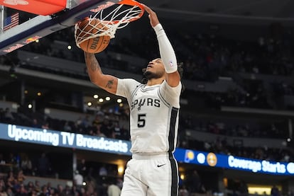 Stephon Castle, de los San Antonio Spurs, hace un mate en un partido de este mes.