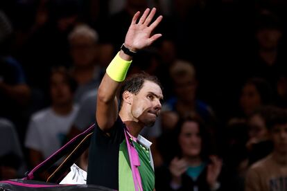 Nadal se despide de los aficionados de París-Bercy tras caer contra Paul.