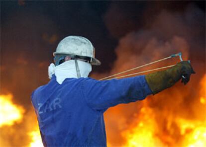 Los trabajadores de La Naval de Sestao han intensificado sus movilizaciones despus de que fracasaran las negociaciones entra la direccin de la SEPI y los sindicatos. En la imagen, un trabajador tras una barricada de fuego.