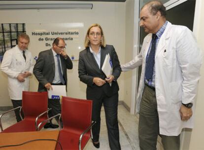 La consejera canaria Mercedes Roldós, con responsables del hospital Doctor Negrín.