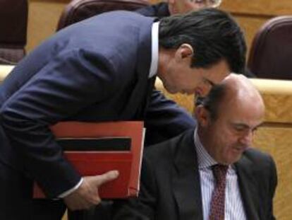Los ministros de Industria, Energía y Turismo, José Manuel Soria (i), y de Economía, Luis de Guindos, durante la sesión de control al Gobierno que se celebra esta tarde en la Cámara Alta.