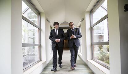 Puigdemont y Torra, al término de su encuentro en Waterloo, este jueves.