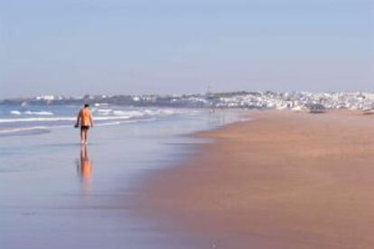 Caminando de la playa de Castilnovo a Conil de la Frontera.