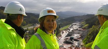 Pastor, durante su visita a las obras del AVE en Bizkaia.