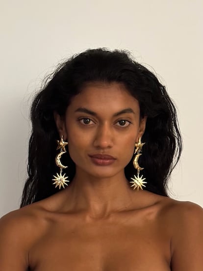 Galaxy Earrings es el nombre con el que Susmie’s ha bautizado estos llamativos pendientes diseñados con tres piezas de gran tamaño que representan la luna, el sol y una estrella y que quedarán bien con camiseta blanca y vaqueros o con tu look de fiesta favorito.

Comprar por 39.90 €