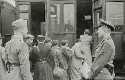 En esta imagen se ve como Theodor Dannecker, responsable nazi de asuntos judíos en Francia, vigila la deportación, que es llevada a cabo por la policía francesa. Puede servir de resumen de como funcionó el Holocausto en Francia: los alemanes daban las órdenes y los agentes franceses las ejecutaban. 