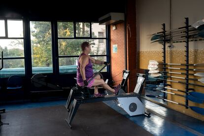 Una de las deportistas entrena en el gimnasio.