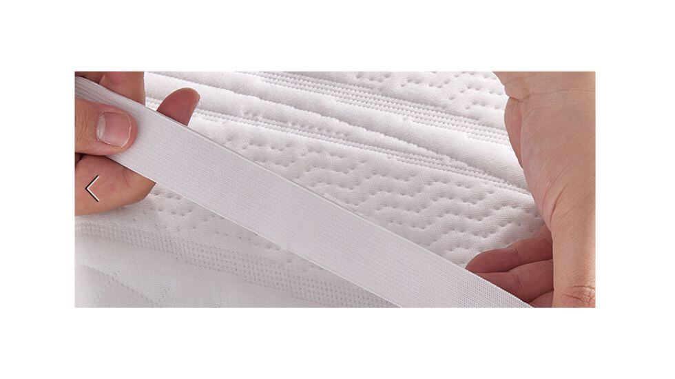 Cuenta con cuatro correas de fijación para mantener el 'topper' firme sobre el colchón.