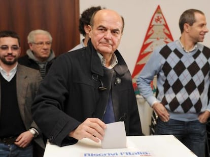 Pier Luigi Bersani vota en las primarias de su partido.