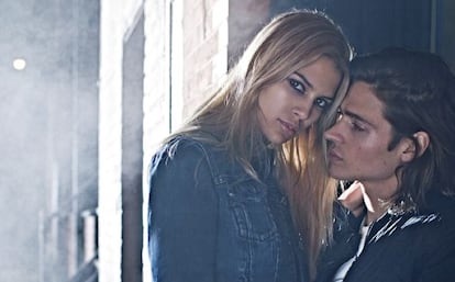 El actor Will Peltz y su pareja, Kenya Kinski Jones, fotografiados por Mario Sorrenti para la nueva campaña de Calvin Klein.