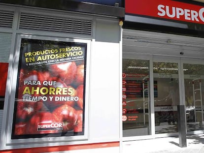 Clientes entrando en un Supercor Express.