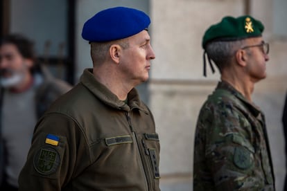 Un militar ucranio, a la izquierda, junto a otro español el viernes, en el Toledo Training Command, donde se instruyen 198 militares del Ejército de Kiev.