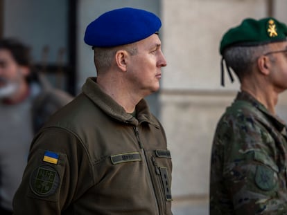 Un militar ucranio, a la izquierda, junto a otro español el viernes, en el Toledo Training Command, donde se instruyen 198 militares del Ejército de Kiev.
