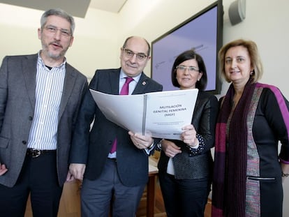 El consejero de Salud, Jon Darpón, segundo por la izquierda, presenta el nuevo protocolo vasco contra la ablación.