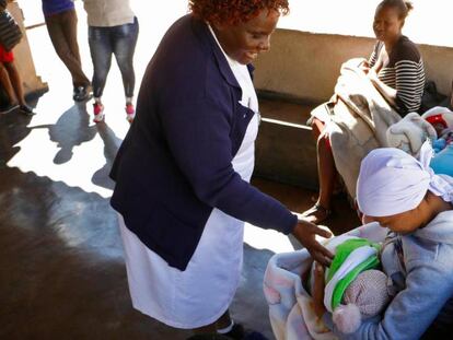 Una mujer amamanta a su bebé de dos meses en Zimbabue.