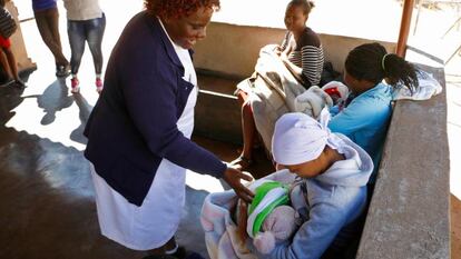 Una mujer amamanta a su bebé de dos meses en Zimbabue.