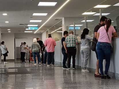 Ciudadanos esperando en las salas de recepción de Urgencias del Hospital 12 Octubre (Madrid).