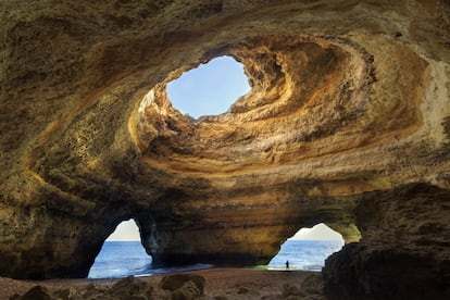 Camino de Albufeira encontramos uno de los pueblos más hermosos y mágicos de todo el Algarve: Carvoeiro, lugar indicado para <a href="http://www.igogpsuadviser.com/es/igo/carvoeiro-caves-atividades-nauticas-tours-aquaticas-paseos-de-barco-visita-las-grutas-no-algarve-benegil-marina-playa-del-carvoeiro" target="_blank">un viaje en barco</a> hasta los accesos secretos de la gruta de Pintal o de Roazes. En otra época, de Carvoeiro partían los barcos a la captura del atún. Un anfiteatro de casas sigue asomándose, como entonces, a la playa. Próximas quedan las insólitas formaciones rocosas del Algar Seco (en la foto), esculpidas por el viento y por el mar. También la romántica Varanda dos Enamorados. Aunque se puede viajar cómodamente por la Autovía A22, la opción de retomar la ruta hacia el este por la carretera N125 gana enteros cuando se anuncian lugares como la Praia de Benagil o Armaçao de Pera, enclavada en una amplia bahía y con una vasta playa donde el mar es tranquilo.