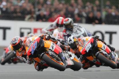 Casey Stoner lidera la carrera ante Dani Pedrosa en el circuito de Le Mans.