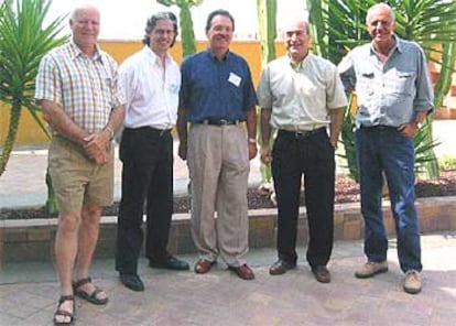 Científicos de la escuela de La Azohía (de izquierda a derecha): Fernando Palacio, Manuel Márquez, Toribio Fernández, Nazario Martín y Danilo de Rossi. Abajo, microfotografías de fibras conductoras en tejidos.