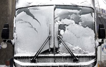 Una ventana del autobús está cubierto por la nieve y el hielo, en Evanston (Estados Unidos).