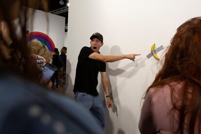 A pesar de que Emmanuel Perrotin calificó de “totalmente inesperado” el frenesí que el plátano causó en la feria, la trayectoria de Cattelan sugiere que el revuelo era exactamente el deseado.