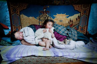 Otra imagen de Erdene Tuya junto a su hijo Tuvchinj.