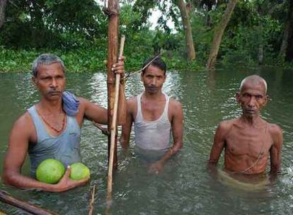 Tres habitantes de Bashi, en la zona más afectada por los monzones.