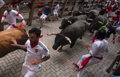 Los toros de la ganadería de Miura han protagonizado el último encierro de los Sanfermines 2016.