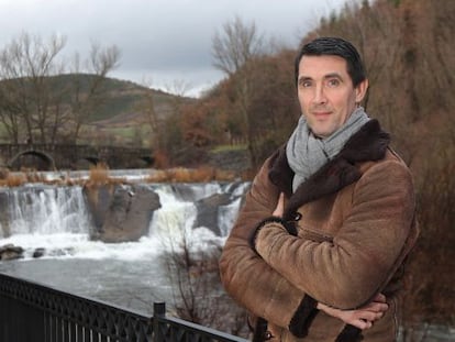 Mateo Garralda, en Villava (Navarra), junto al rio Ulzama.