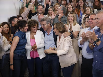 El líder del PP, Alberto Núñez Feijóo, junto cabeza de lista del PP a las elecciones europeas, Dolors Montserrat, durante la comparecencia en la sede del PP este domingo.