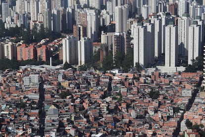 Vista aérea da favela de Paraisópolis, que fica próxima a prédios de alto padrão, em São Paulo.