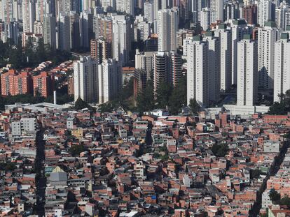 Vista aérea da favela de Paraisópolis, que fica próxima a prédios de alto padrão, em São Paulo.